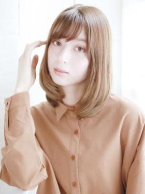 透け感ベージュのボブスタイル