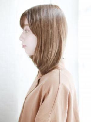 透け感ベージュのボブスタイル