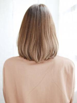 透け感ベージュのボブスタイル