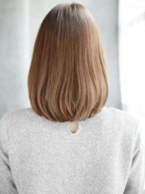 透け感ベージュのボブスタイル