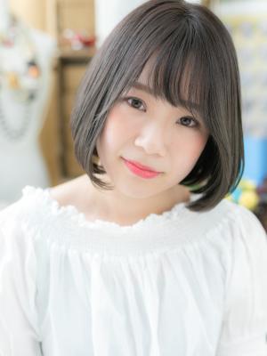 黒髪艶カラーが大人かわいい小顔前下がりボブ　ダークアッシュ