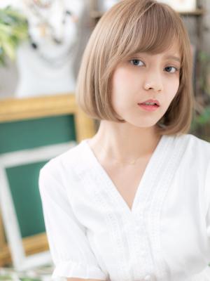 斜めバング×シアーベージュ小顔前下がりボブ　ミニボブ
