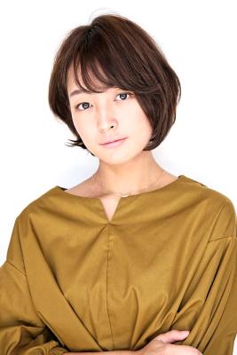 ツヤ感重視の耳かけショートスタイル