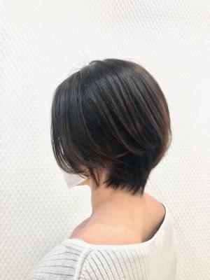 小顔/ショート/ショートボブ/暗めカラー/30代40代50代 小顔/ショート/ショートボブ/暗めカラー/30代40代50代