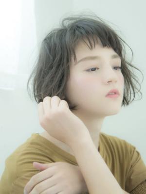 ショートバングで印象的に魅せるボブ