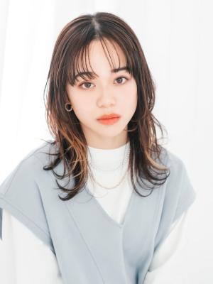 インナーカラーが可愛い　外ハネミディスタイル