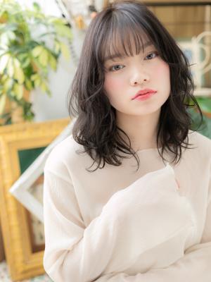 黒髪ダークアッシュくせ毛風濡れ髪セミディ　ひし形シルエット