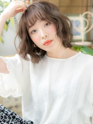オン眉前下がりくせ毛風外ハネカールミディ　アッシュベージュ