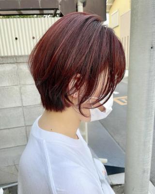 ボルドーカラーの耳掛けショートヘア