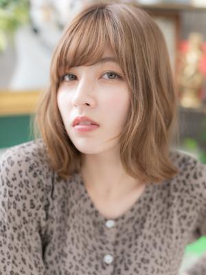 外国人風ニュアンスカラー外ハネミディアム　ハイライトカラー