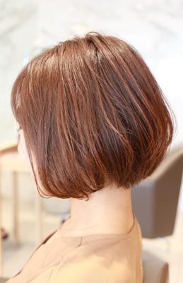 首元を綺麗に見せるショートボブ