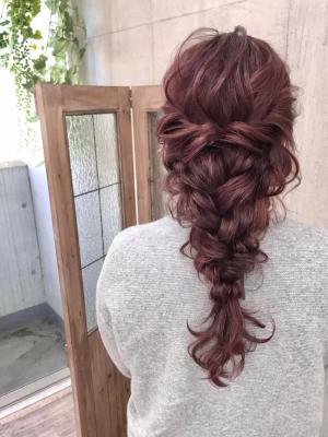 ロングヘアの華やか編みおろしスタイル