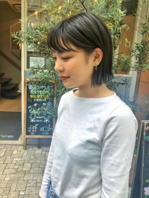 切りっぱなしボブ　カーキアッシュ　前下がり