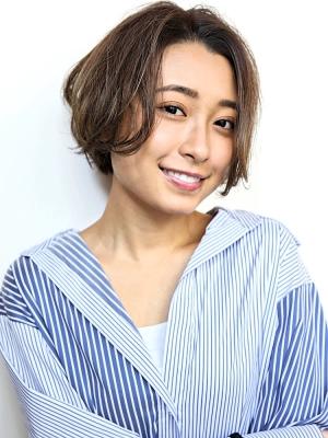 ベージュカラーのボブショートスタイル
