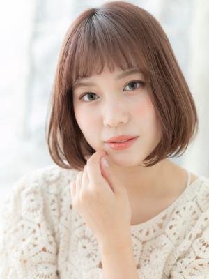 くすみピンク小顔切りっぱなし前下がりロブ　ミニボブ