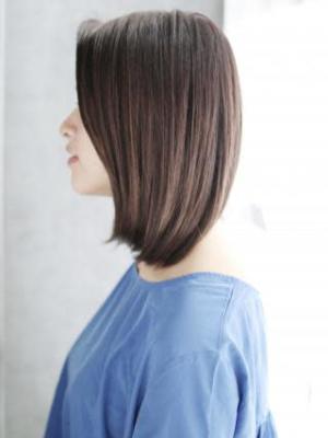 かきあげバングのナチュラルストレートスタイル