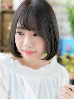 黒髪艶カラーが大人かわいい小顔前下がりボブ　ミニボブ