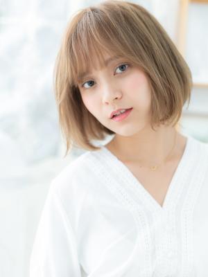 斜めバング×シアーベージュ小顔前下がりボブ ミニボブ 斜めバング×シアーベージュ小顔前下がりボブ ミニボブのイメージ画像