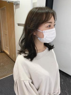 オフィスでも浮かないミディアムヘア【クスダ】