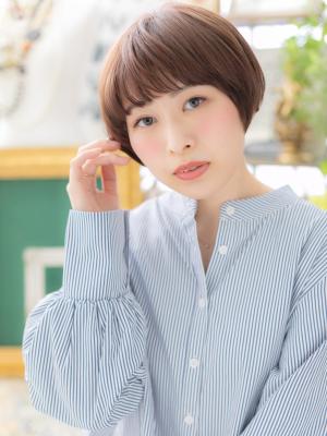 ピンクブラウン艶カラー前下がり小顔ショート　オン眉ショート