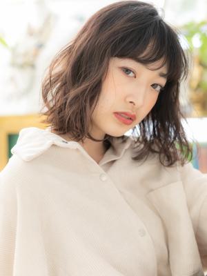 黒髪グレージュカラーくせ毛風エアリーミディ　スローカラー
