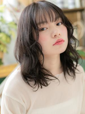 黒髪ダークアッシュくせ毛風濡れ髪セミディ　スローカラー