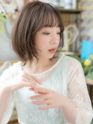 濡れ髪フェザーバング小顔前下がりロングボブ　オン眉ショート