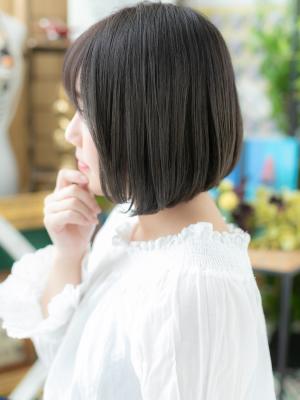 黒髪艶カラーが大人かわいい小顔前下がりボブ　ハーブカラー