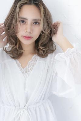 大人可愛いハイトーンフェイスフレーミングカラー