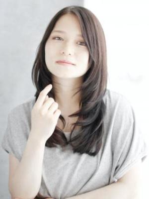 かきあげバングの内巻きレイヤースタイル