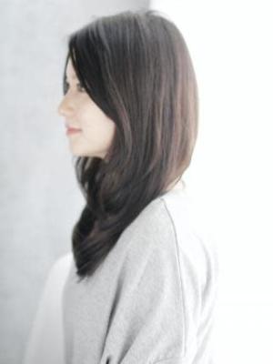 かきあげバングの内巻きレイヤースタイル