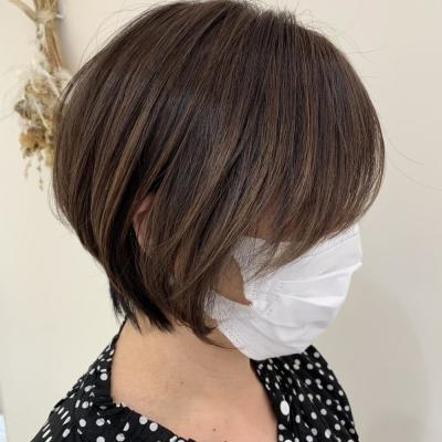 【白髪ぼかしハイライト×上品ショートボブ】