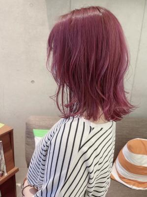 ミディアムヘアのブリーチした髪にピンクカラー