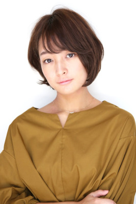 ツヤ感重視の耳かけショートスタイル ツヤ感重視の耳かけショートスタイル