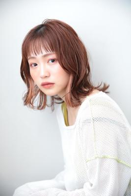 ミディアムレイヤー　くびれ　小顔　簡単スタイリング