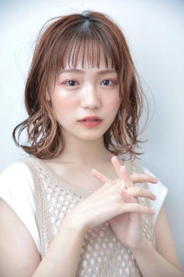 ミディアムレイヤー　くびれ　小顔　簡単スタイリング