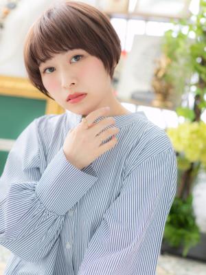 ピンクブラウン艶カラー前下がり小顔ショート　くすみカラー