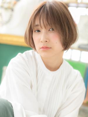 ニュアンスカラーくせ毛風切りっぱなしボブ　ミルクベージュ