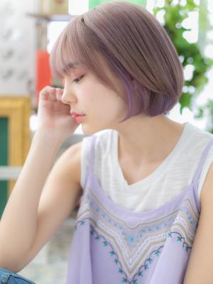 ツヤ髪ラベンダーカラー透け感前下がりボブ　ミニボブ