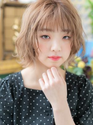 大人かわいいペールベージュくせ毛風ボブルフ　イヤリングカラー