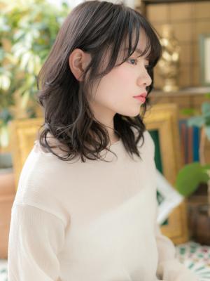 黒髪ダークアッシュくせ毛風濡れ髪セミディ　ゆるふわカール