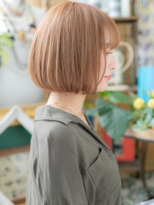カーキベージュで外国人風…前下がり大人ボブ ハイトーンカラー カーキベージュで外国人風…前下がり大人ボブ ハイトーンカラー