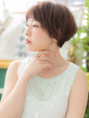 大人かわいい前下がり小顔オン眉ショート　マッシュヘア