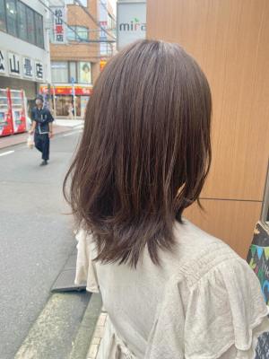 ミディアムレイヤー　くびれスタイル　小顔　簡単スタイリング