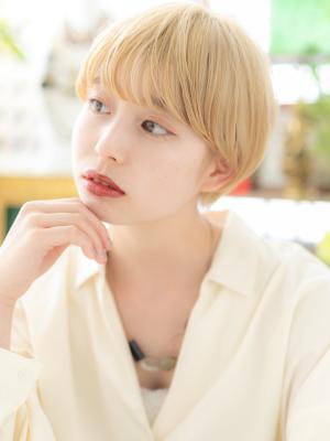 ハイトーンカラーで外国人風ショートマッシュ　ミルクベージュ