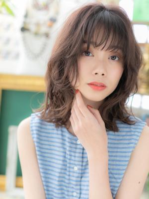 黒髪も◎くせ毛風外ハネ透け感くびれミディ　ゆるふわカール