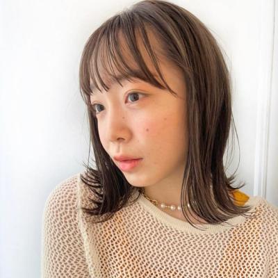 ミディアム　外ハネ　くびれヘア