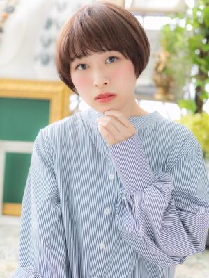 ピンクブラウン艶カラー前下がり小顔ショート こなれヘア ピンクブラウン艶カラー前下がり小顔ショート こなれヘアのイメージ画像