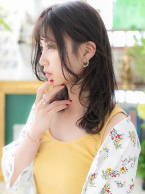 バレイヤージュ抜け感くせ毛風くびれミディ こなれヘア バレイヤージュ抜け感くせ毛風くびれミディ こなれヘアのイメージ画像