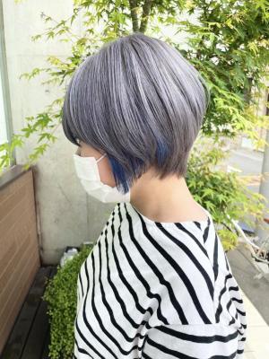 シルバーとブルーの個性派ショート